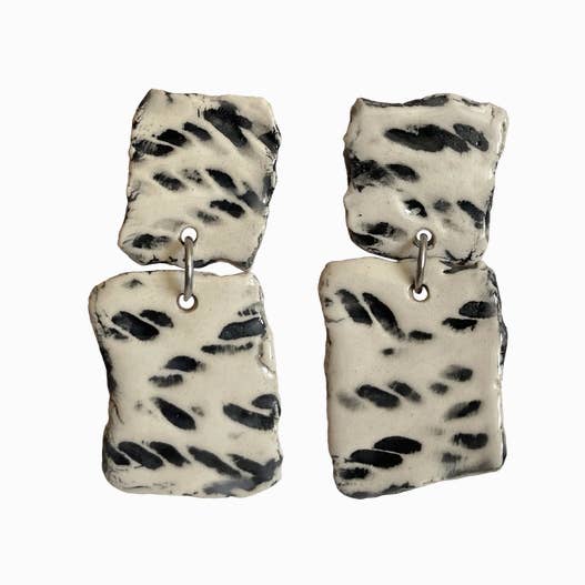 Orecchini Juana in ceramica bianca e nera per la vendita all'ingrosso da parte di Blanca Olmos Studio