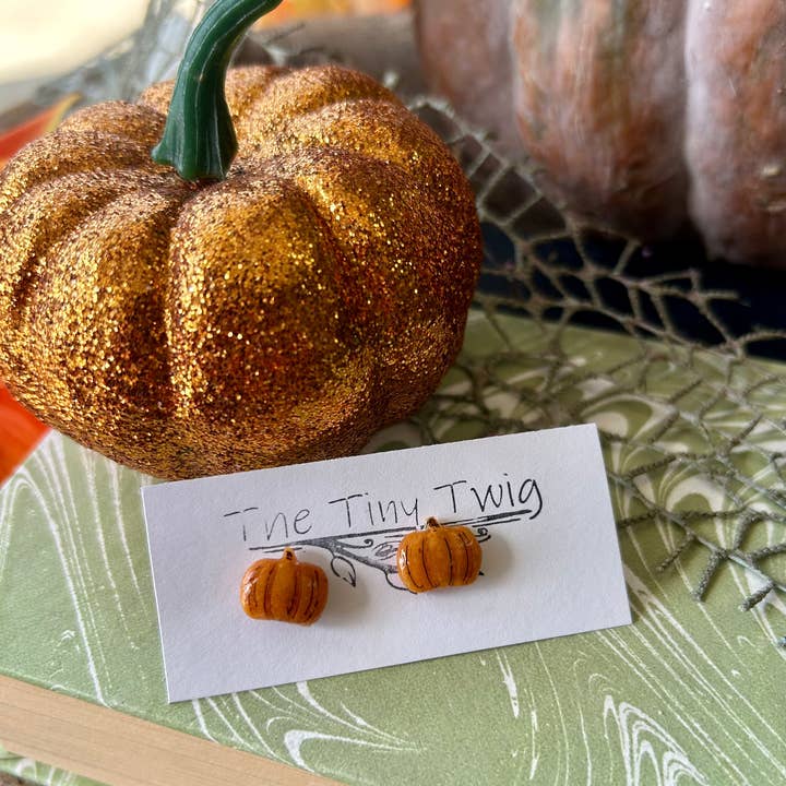 Asiatische Lilien-Kürbis-Post-Ohrringe für den Großhandel von The Tiny Twig