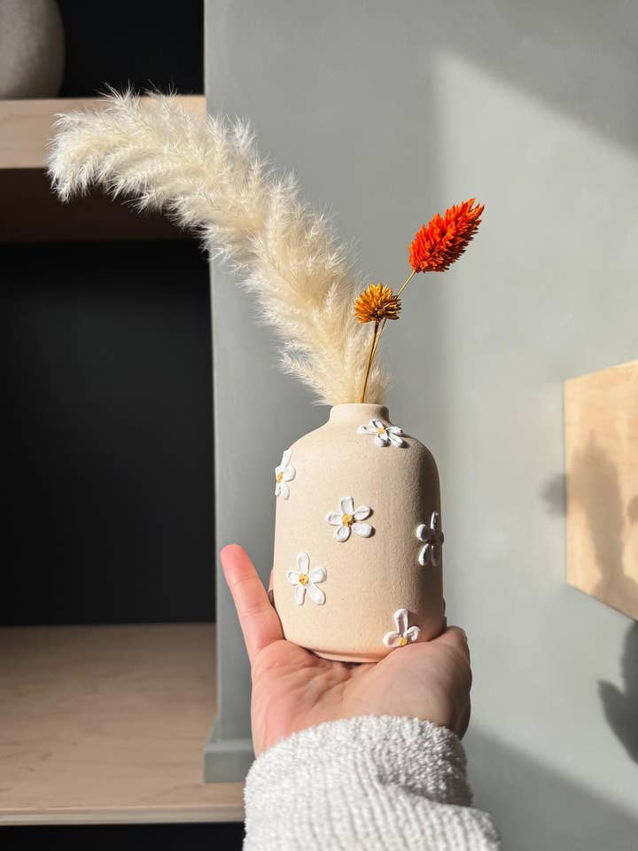 Daisy Crazy Ceramic Textured Vase for Home Decor for wholesale by Casinha Flores