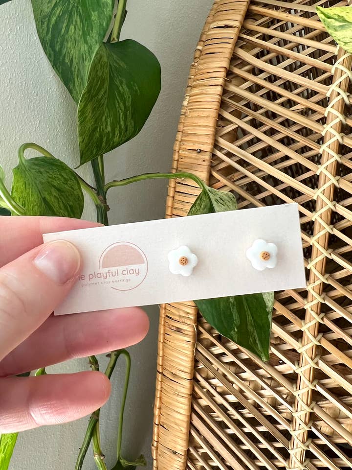 Kleine Daisy Studs voor wholesale door The Playful Clay