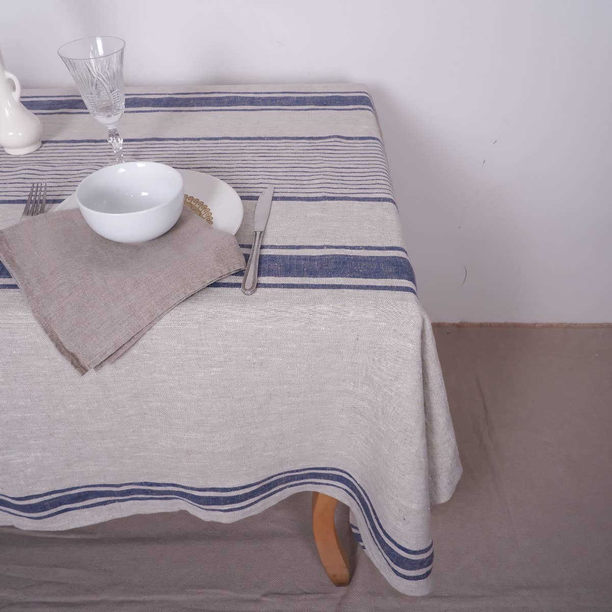 NorraVilla – wholesale Duk – Bordsduk med fransk rand Village Navy i tvättat linne5