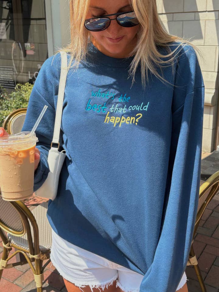 Sudadera "¿Qué es lo mejor que podría pasar?" en azul marino para venta al por mayor de Girl Tribe Co
