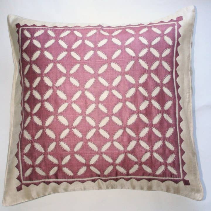 Seidenkissen mit Füllung | PETALS Rose Elfenbein | Fair Trade für den Großhandel von Sustainable Threads