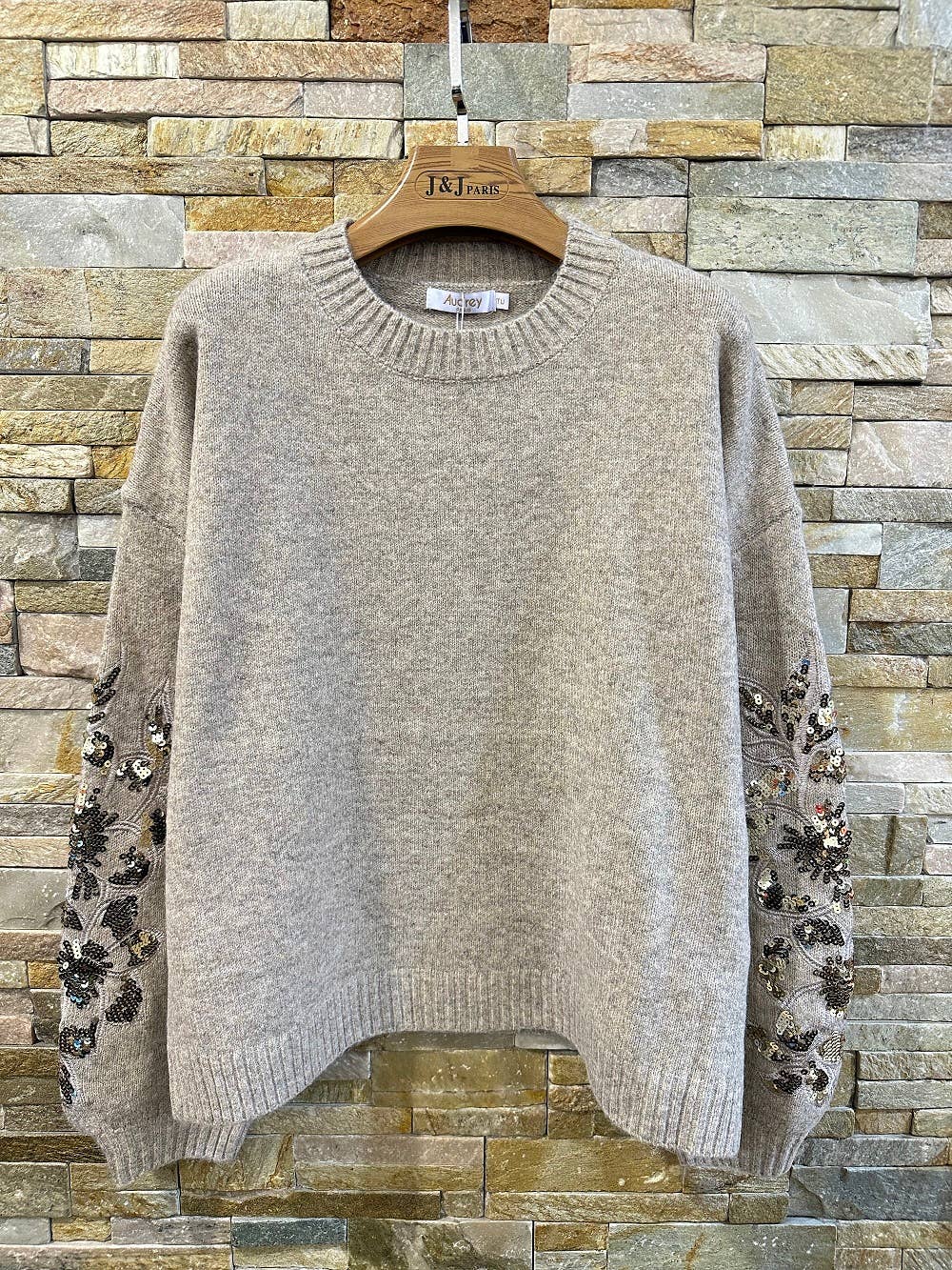 Afinity - Wholesale Pullover-trui - Dames - Oversized trui met ronde hals–Mouwen geborduurd met pailletten AP153 TAUPE2