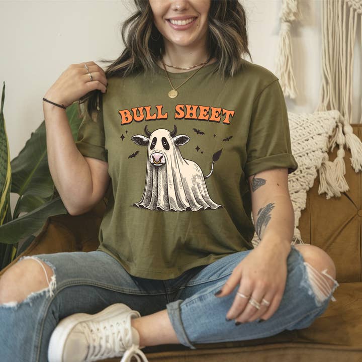 T-shirt graphique "Bull Sheet" Vache Fantôme - Saison Effrayante pour la vente par The Purple Chickadee
