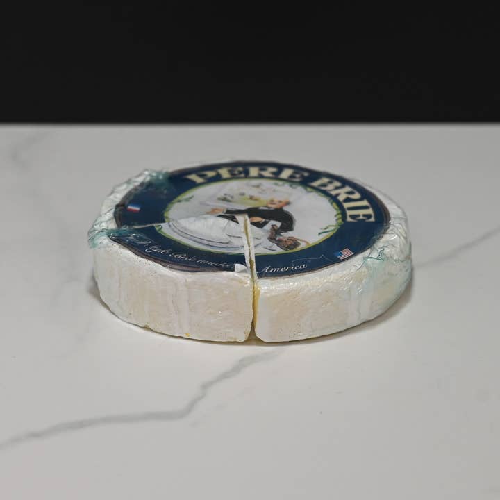 Just Dough It! Fake Foods – Großhandel Tischdeko – Gefälschte Pere Brie Cheese Runde mit Keil1