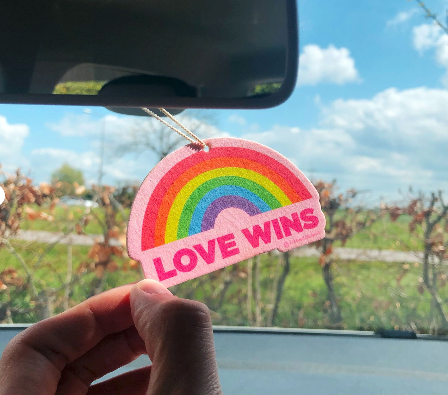 Studio Soph (We Pay Your Import Fees - We Ship DDP) - Vente Désodorisant pour voiture – femme - Désodorisant Love Wins LGBTQ+ à la vanille2