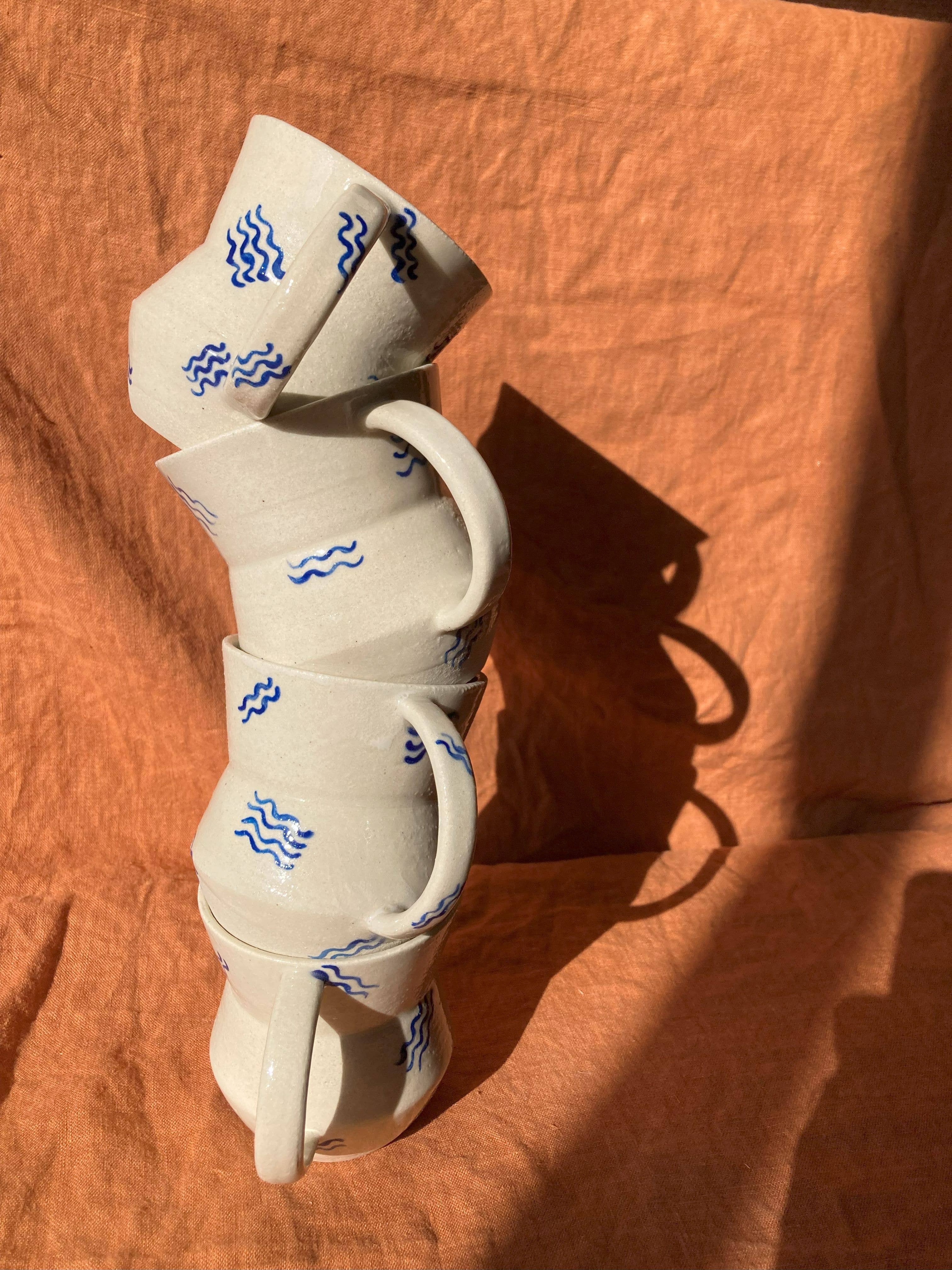 Dancing Dunes Ceramics - Vente Tasse à café - Tasse ondulée inclinée0