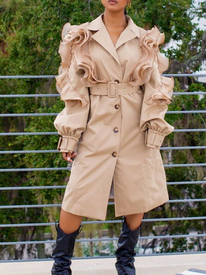 Trenchcoat med volangdetaljer och bälte för wholesale av Athina Collection