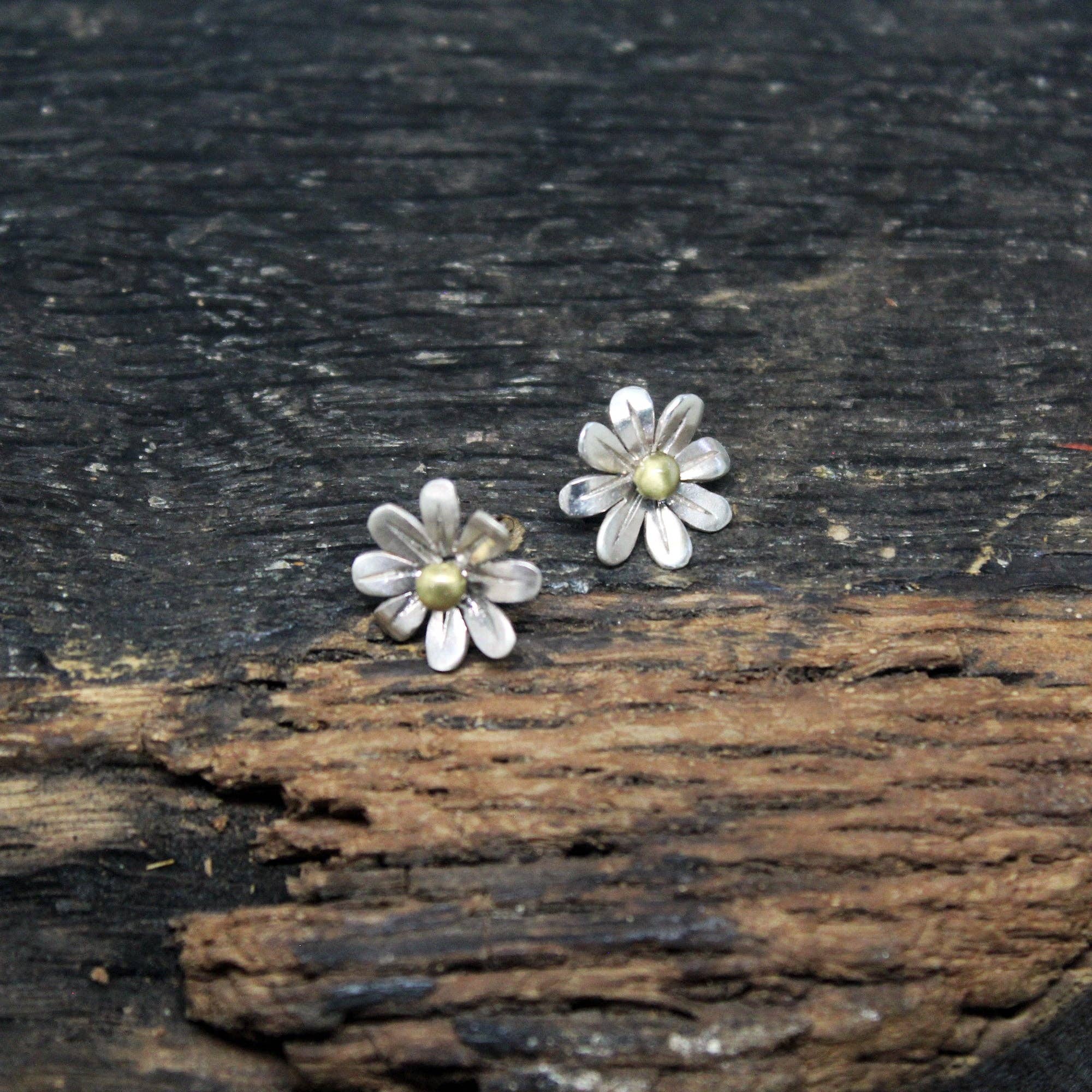 Plataica - Wholesale Stud/Post Earrings - Mini Daisy Earrings in 925 Silver and Brass5