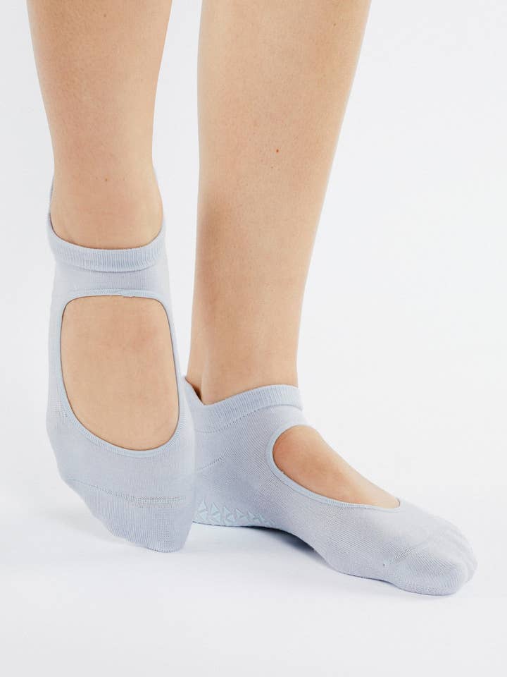 Chaussettes à sangle antidérapantes pour femmes Josie – Mélange de coton antidérapant pour Pilates et Barre pour la vente par Pointe Studio
