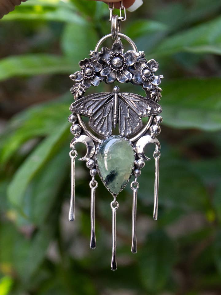 Hvisken fra Skovmånen — Sommerfugl & Prehnit Vedhæng, AP-7725 for engroshandel hos Ambra Jewels