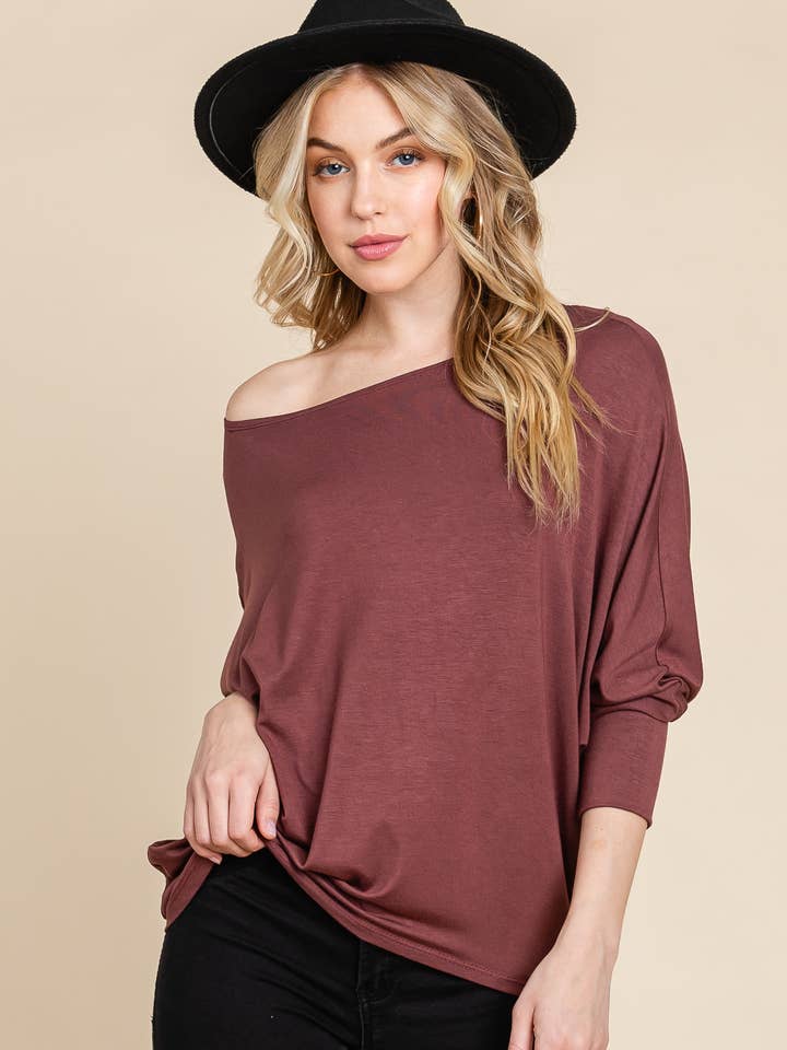 Top décontracté à encolure bateau en rayonne unie ETK-8992 pour la vente par Emerald Collection