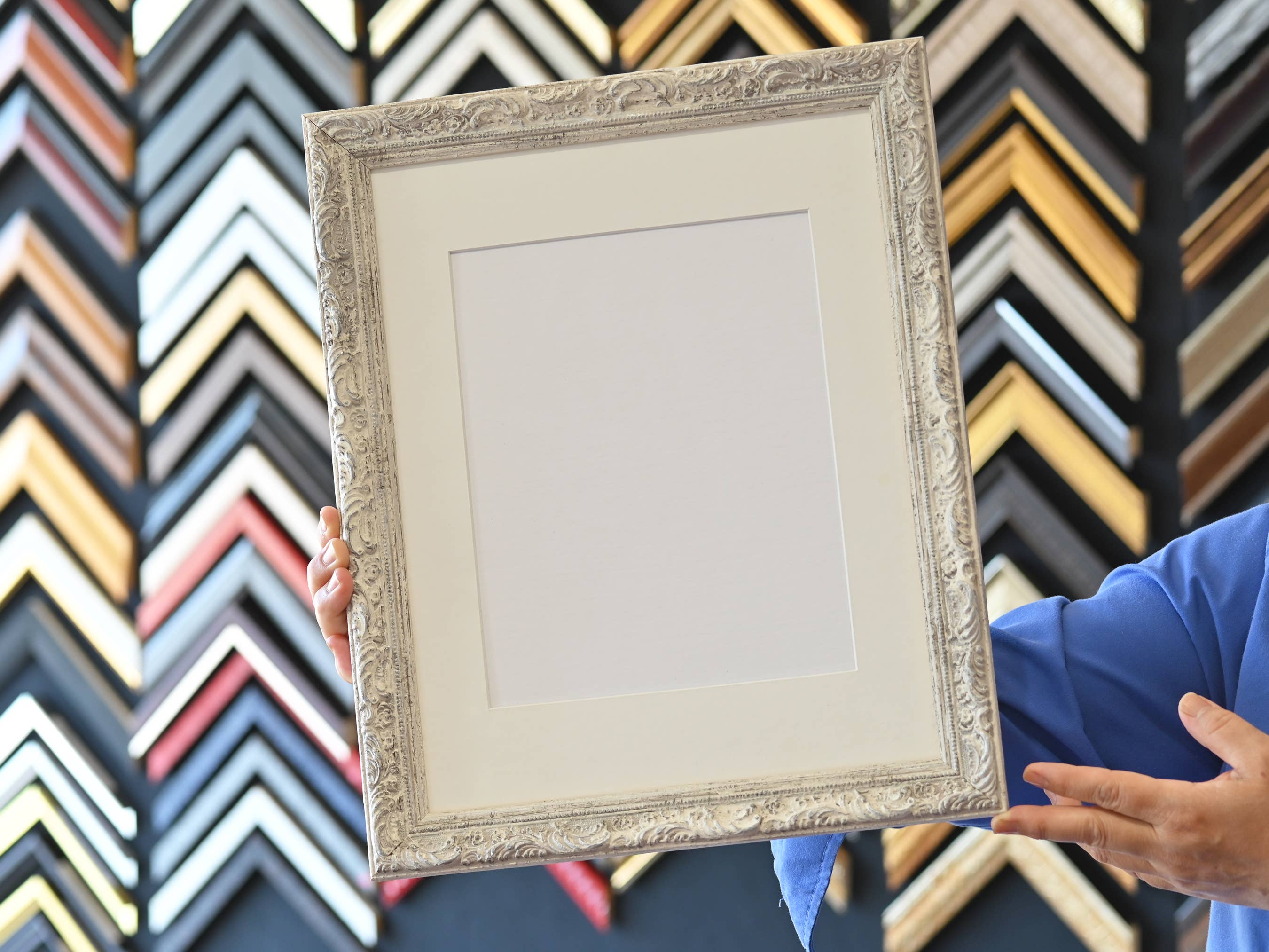 Riveros Frames - Vente Cadres photos - Profil orné peint en blanc avec finition rustique - 1863WH5