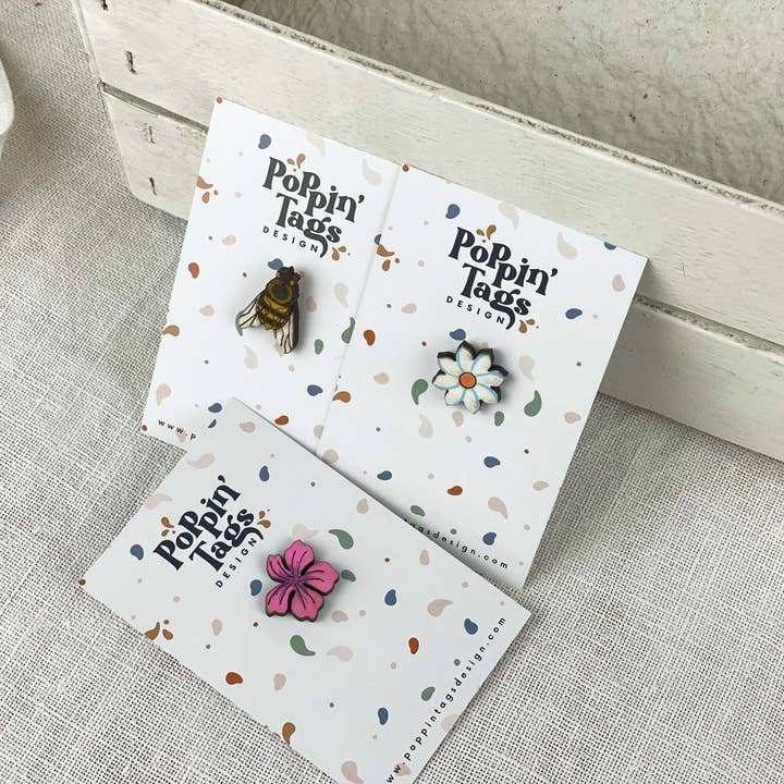 Poppin' Tags Design - Wholesale Brooch - Tris wooden brooches: Bee and Flowers