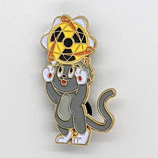 Marie Curie Emalje Pin - „Marie Purrie“ Glød i den mørke pin for engroshandel hos PINtelligentsia