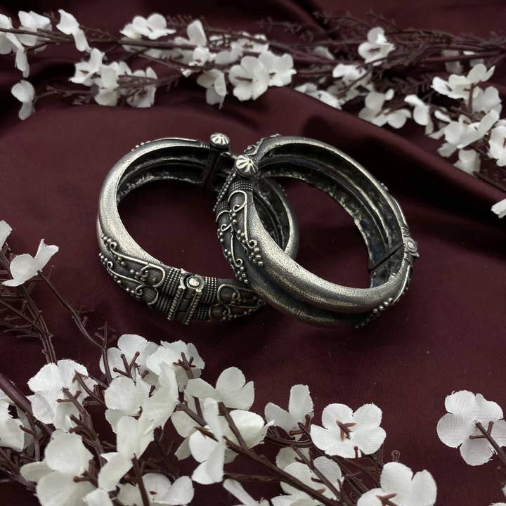 Antieke zilveren kada-armbanden van Quirky Fashions voor wholesale door Quirky Fashions