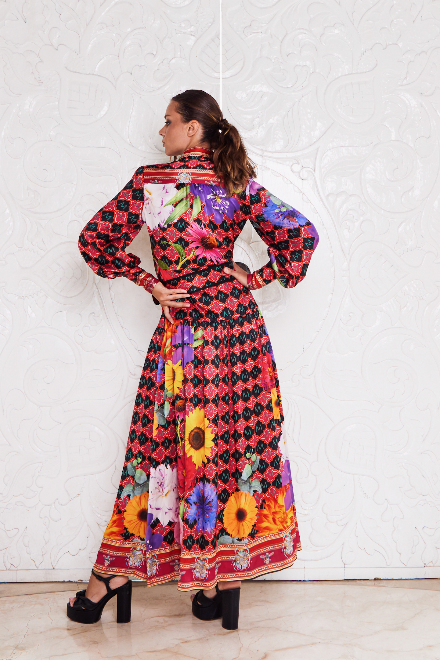 MACKENZIEMODE – Engroshandel Kjole - Dame – KEJSERINDE SILKE MAXI ~ HEMMELIG HAVE1