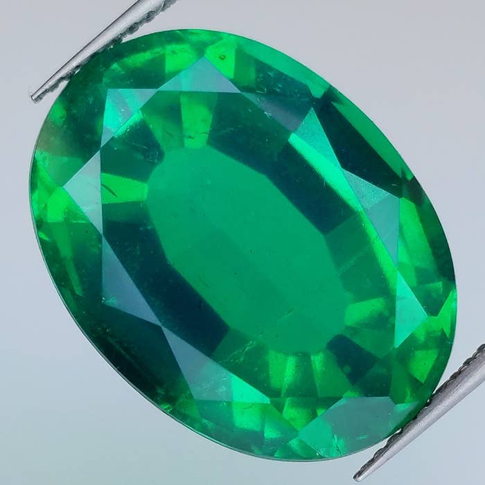 Esmeralda sintética de 20,57 ct com gibão 20,6x15,3 mm por atacado de Naturjoya