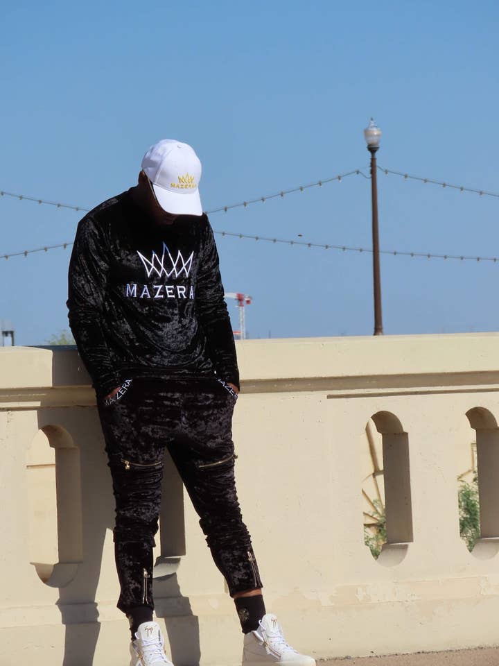 T-shirt à manches longues en velours noir Duke of MAZERAA pour la vente par MAZERAA