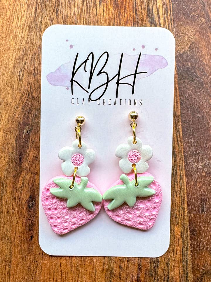 Boucles d'oreilles pendantes en argile en forme de fleur de fraise pour la vente par KBH CREATIONS