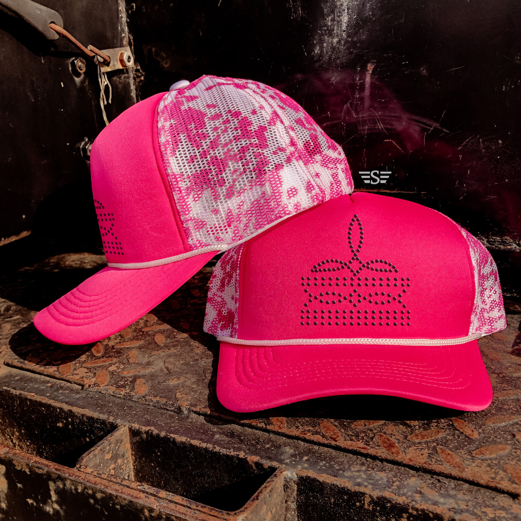 Flying S Company - Venta al por mayor Gorra trucker - Mujer - Gorra Trucker de Malla Estampada con Costura de Bota de Pedrería9