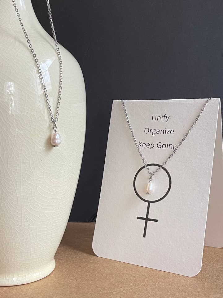 Kvindernes rettigheder ferskvandsperlehalskæde for engroshandel hos Wendy Wise Designs