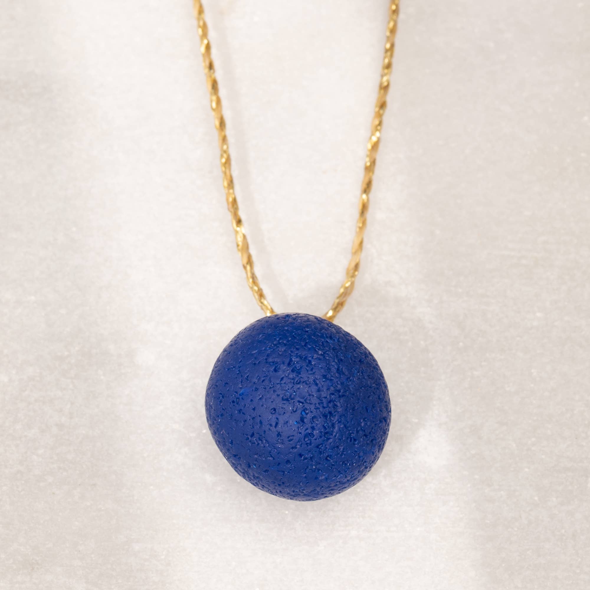 ARTIVANCED Ο.Ε. – Großhandel Kette mit Anhänger/Charm – Anhänger Kugel aus Polymer Clay mit goldenem gewachstem Band1