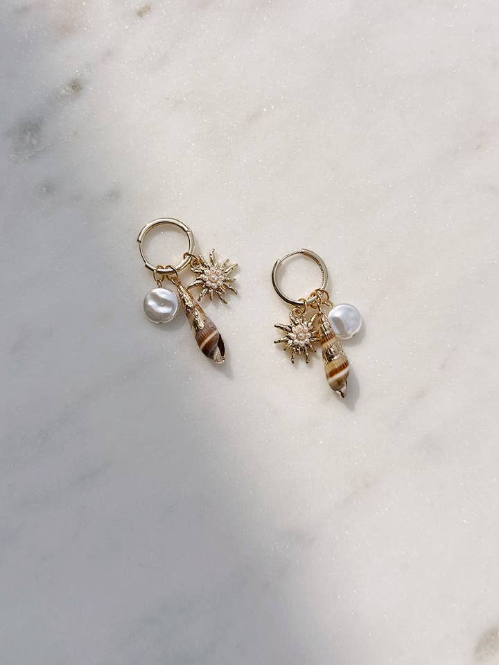 Snäckskal & Pärla Charm Hoops för wholesale av The Lucky Collective