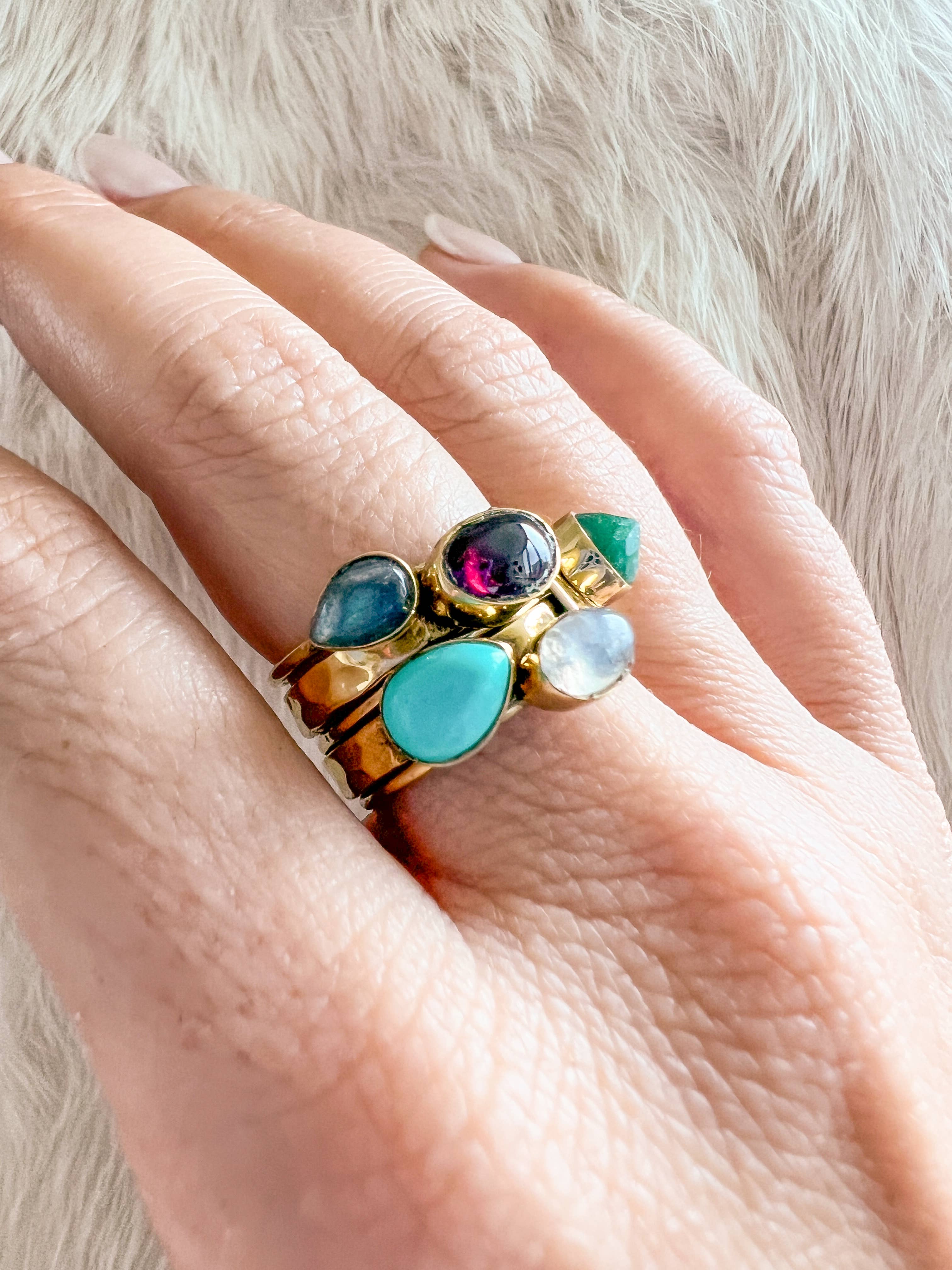 Baizaar – Großhandel Mehrsteinige Ringe – Stapelring aus Messing mit fünf Steinen2