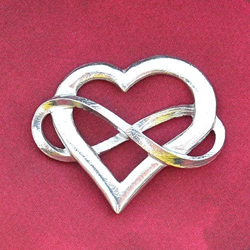William Sturt Fine Pewter – wholesale Brosch – Infinity Heart Tenn Brosch Handgjuten av William Sturt0