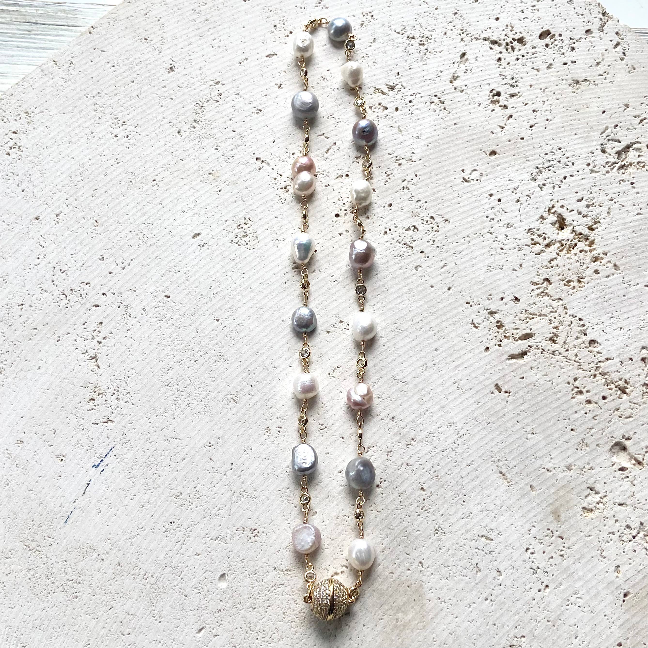 VB&CO Designs Handmade Jewelry – wholesale Pärlband/Pärlhalsband – Pastellpärlhalsband guld pavé magnetlås rodnande bris3