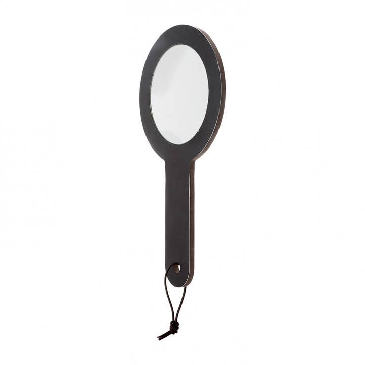 Miroir Sonja noir avec poignée pour la vente par camillaengdahl