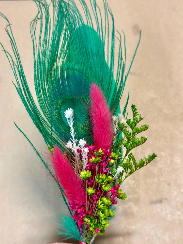 Hutnadel mit Blumen- und Federmotiv für den Großhandel von Palms Over Pines