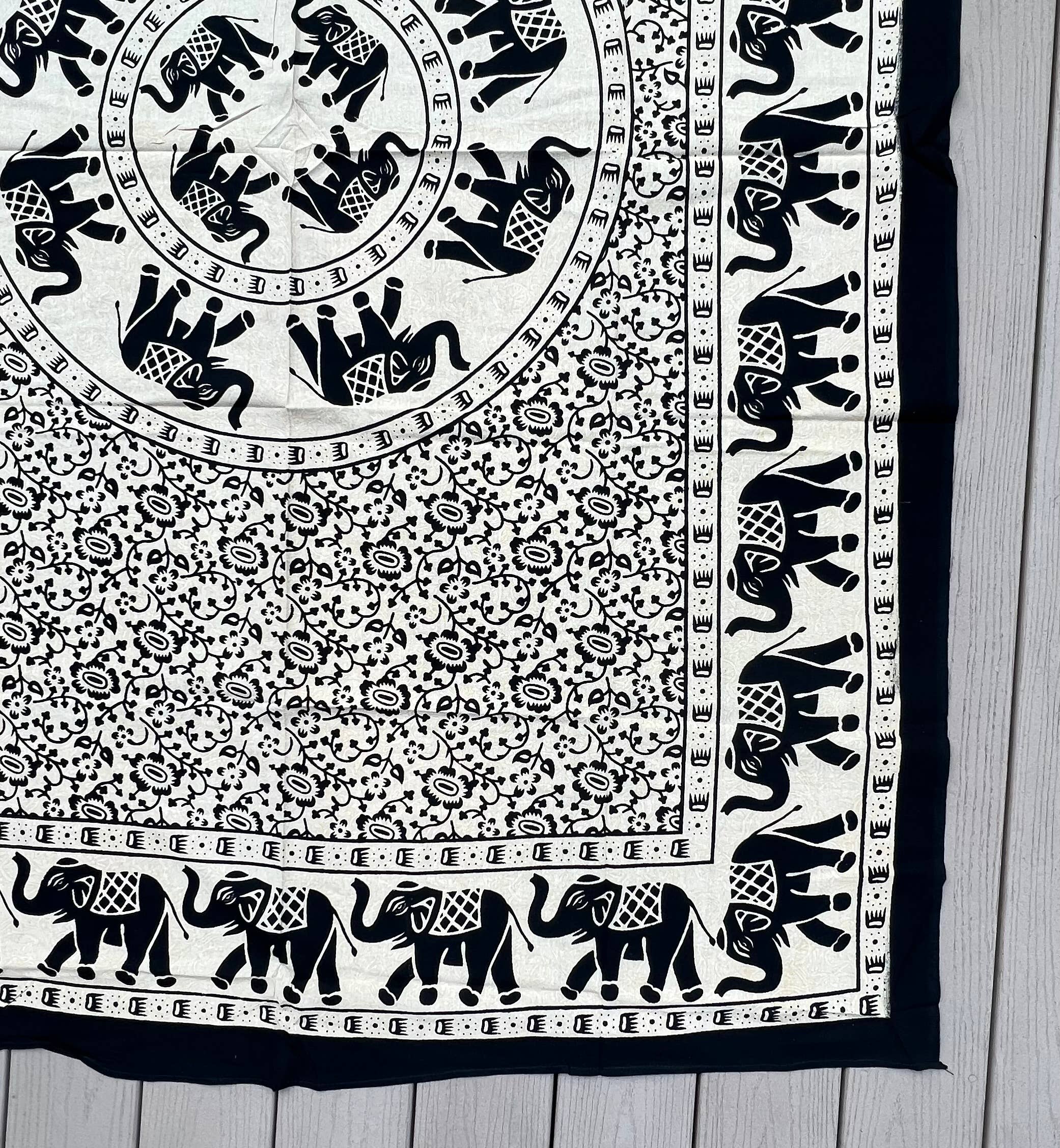 Lungta Imports - Vendita all'ingrosso Arazzi/Tessuti d'arredo - Arazzo Elephant Mandala 80 «X50" Bianco15