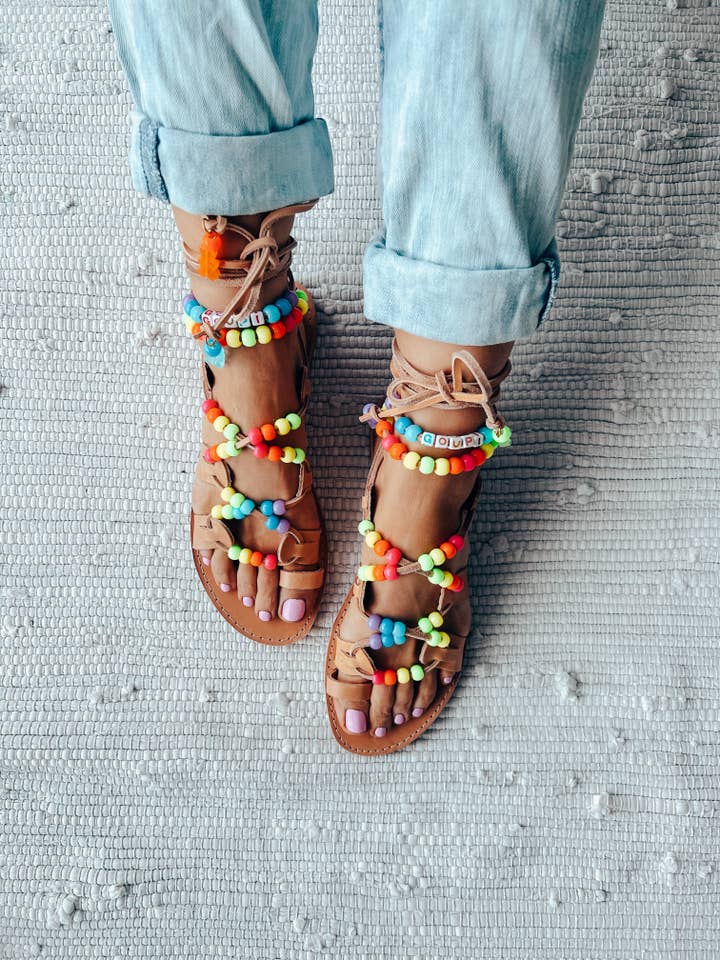 Schnürsandalen aus fluofarbenem Leder mit Perlen in Regenbogenfarben für den Großhandel von Goupi