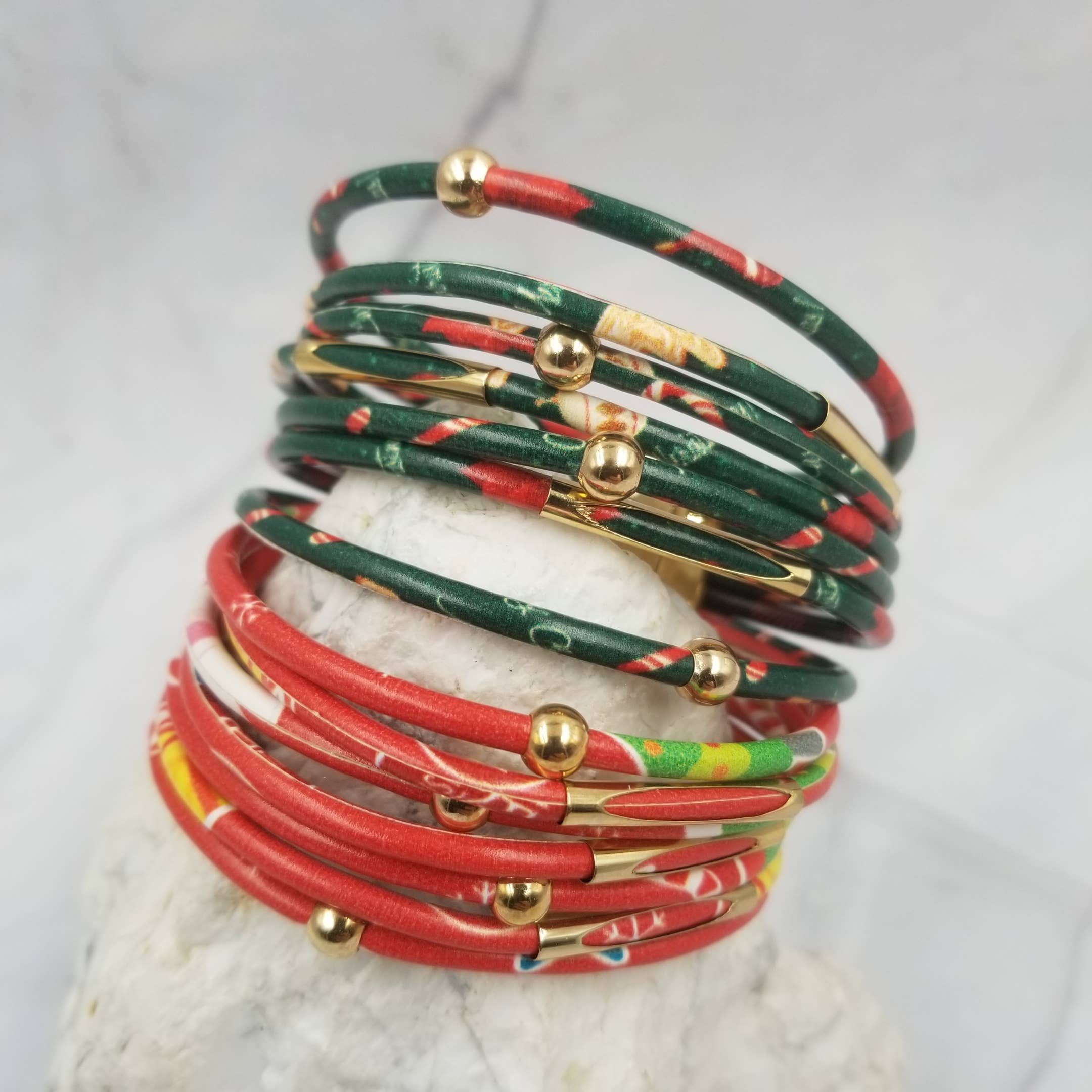 The Pretty Jewellery – Großhandel Armreif – Weihnachts-Magnetarmband aus lackiertem Leder3