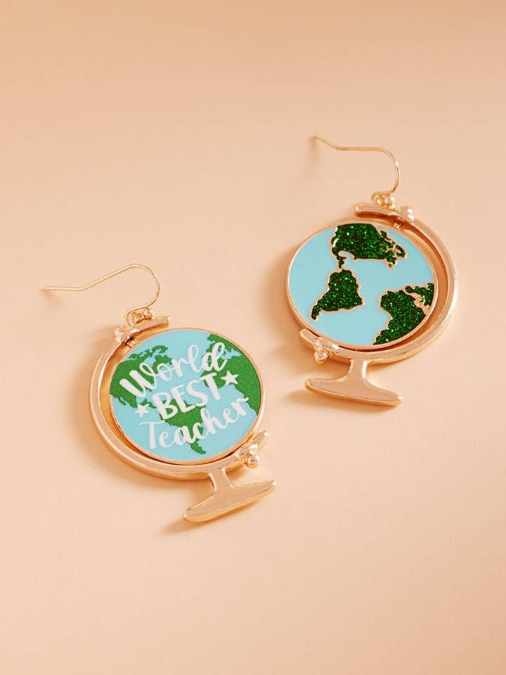 Boucles d'oreilles crochet Globe Émail W Meilleur Professeur du Monde pour la vente par Designature New York