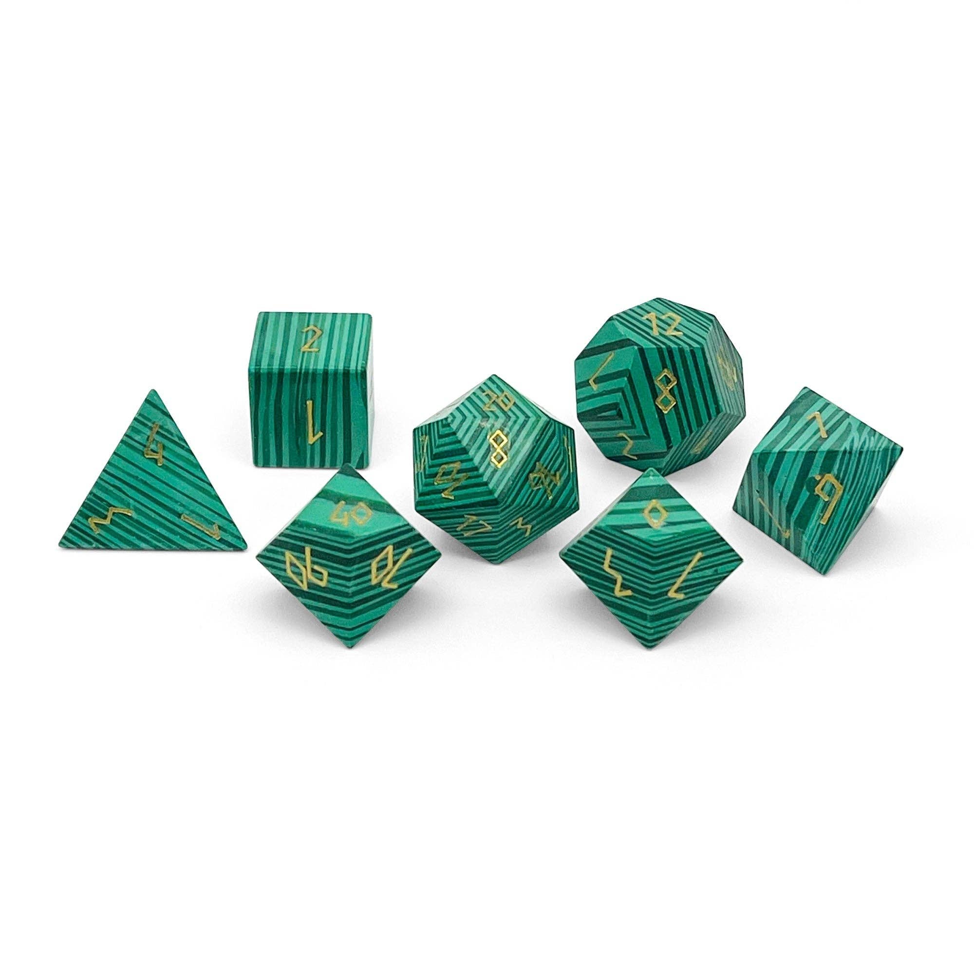 Norse Foundry - Vente Dé - Malachite - Ensemble de dés RPG en pierre précieuse avec police dorée, 7 pièces1
