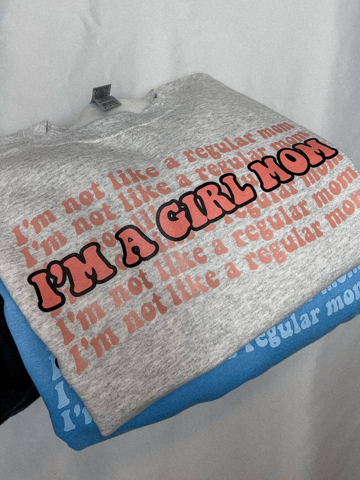 Sweat-shirt Girl Mama, Sweat-shirt Cool Mom Club, Crew pour femmes pour la vente par Little Mama Made It