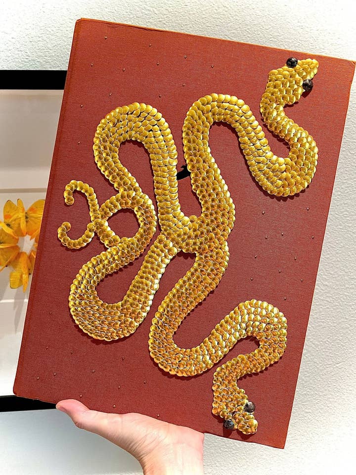 Livre de table basse clouté Double Gold Snakes pour la vente par Monica Santos Art