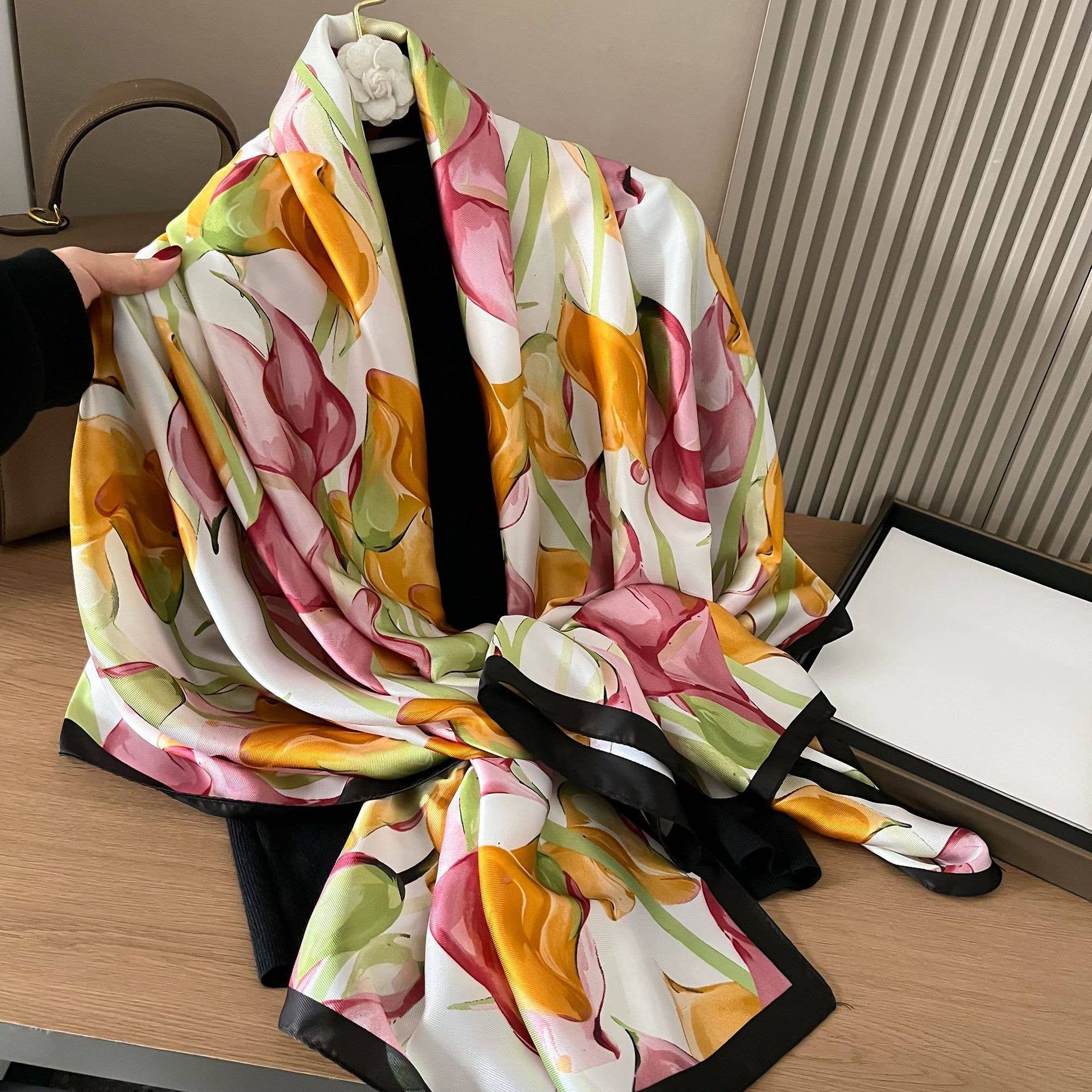 PEACH ACCESSORIES - Vente Écharpe – femme - Foulard en satin à motif de lys calla en crème/orange TT3393