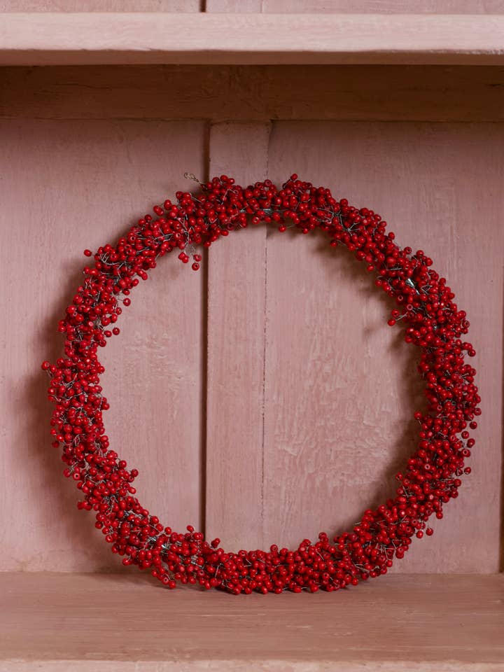 Dekorativ metallkrans med röda bär, modell EW-5476 för wholesale av De Weldaad Authentic Interior