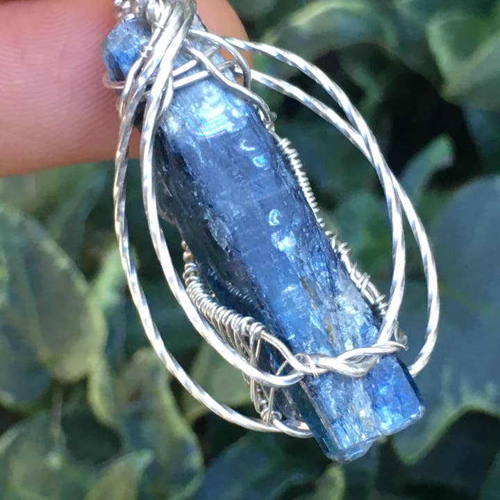 Colgante de joyería con cianita envuelta en alambre para venta al por mayor de Wildheart Crystals