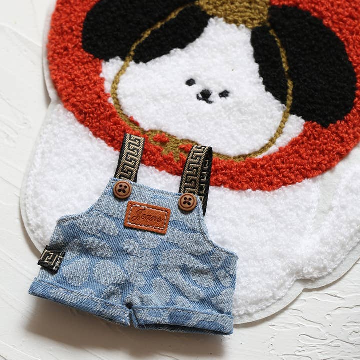 Salopette en jean bleu fait main pour poupée pour la vente par Sparkling Extras