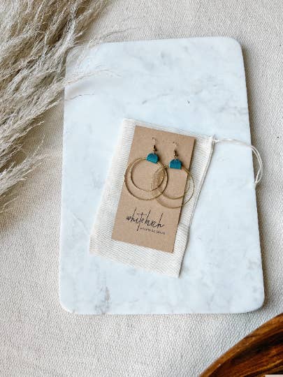Nödställda blå läder & mässing cirklar örhängen för wholesale av Whitebirch Handmade Goods