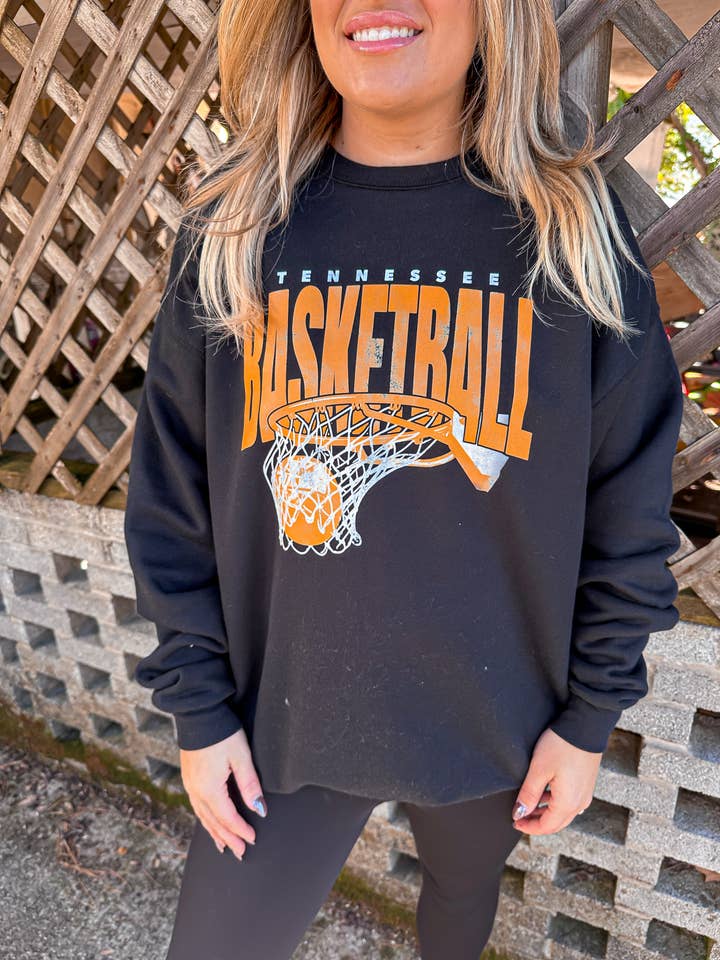 Sweat-shirt noir de basketball du Tennessee pour la vente par Wicker Road Boutique