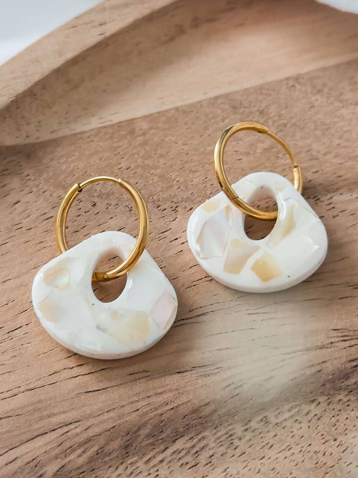 Love Notes Col ✦ Créoles en nacre pour la vente par KLAEI DESIGN STUDIO