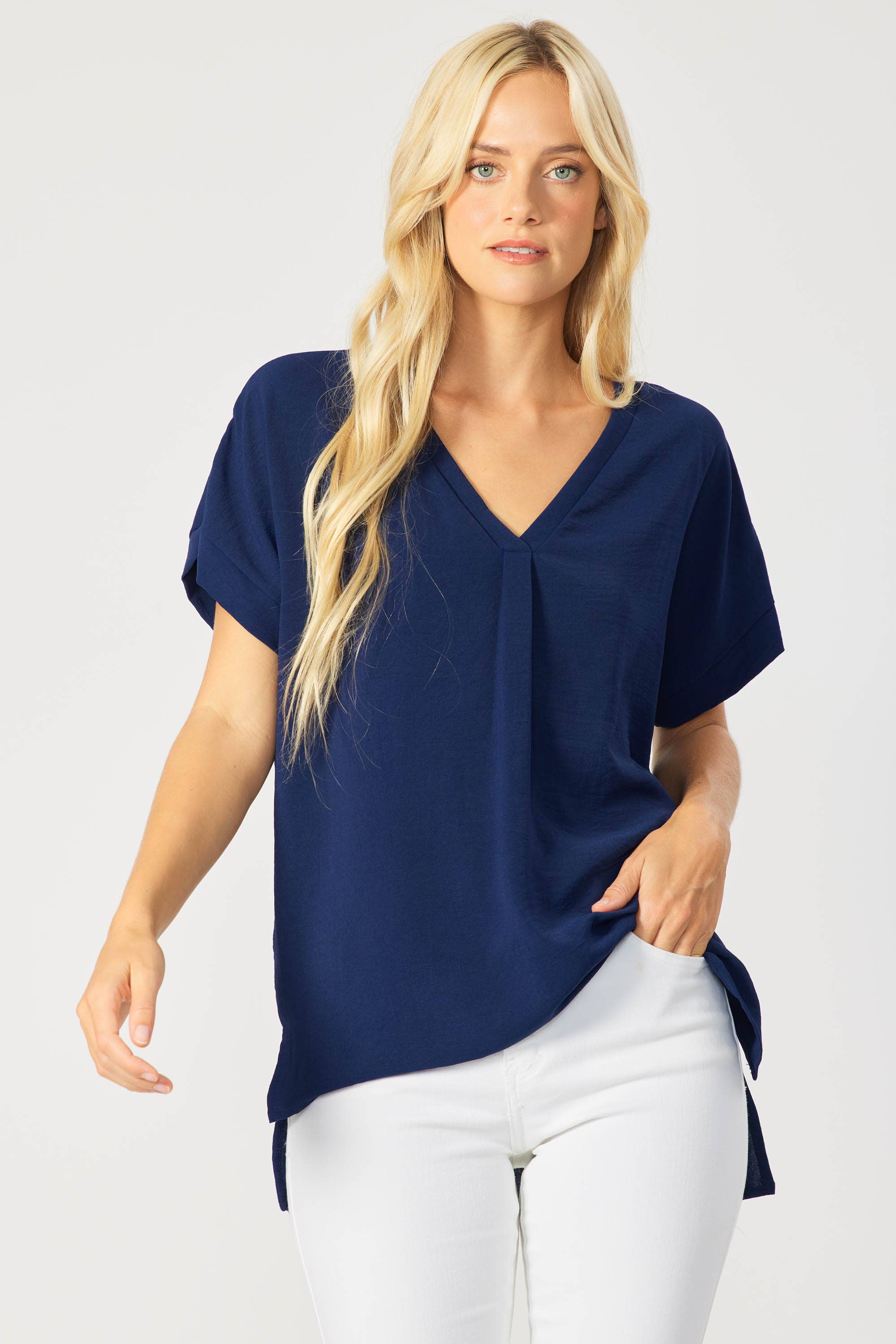 FSL Apparel - Vendita all'ingrosso Camicetta - Donna - ST3280 - TOP IN TESSUTO CON SCOLLO A V A MANICA CORTA, VESTIBILITÀ COMODA 21