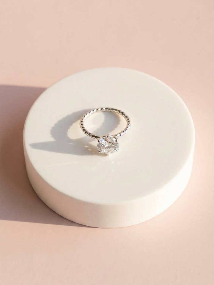 Set di 36 anelli impilabili con cristalli taglio rotondo, taglia unica. per la vendita all'ingrosso da parte di Arya Jewellery Wholesale